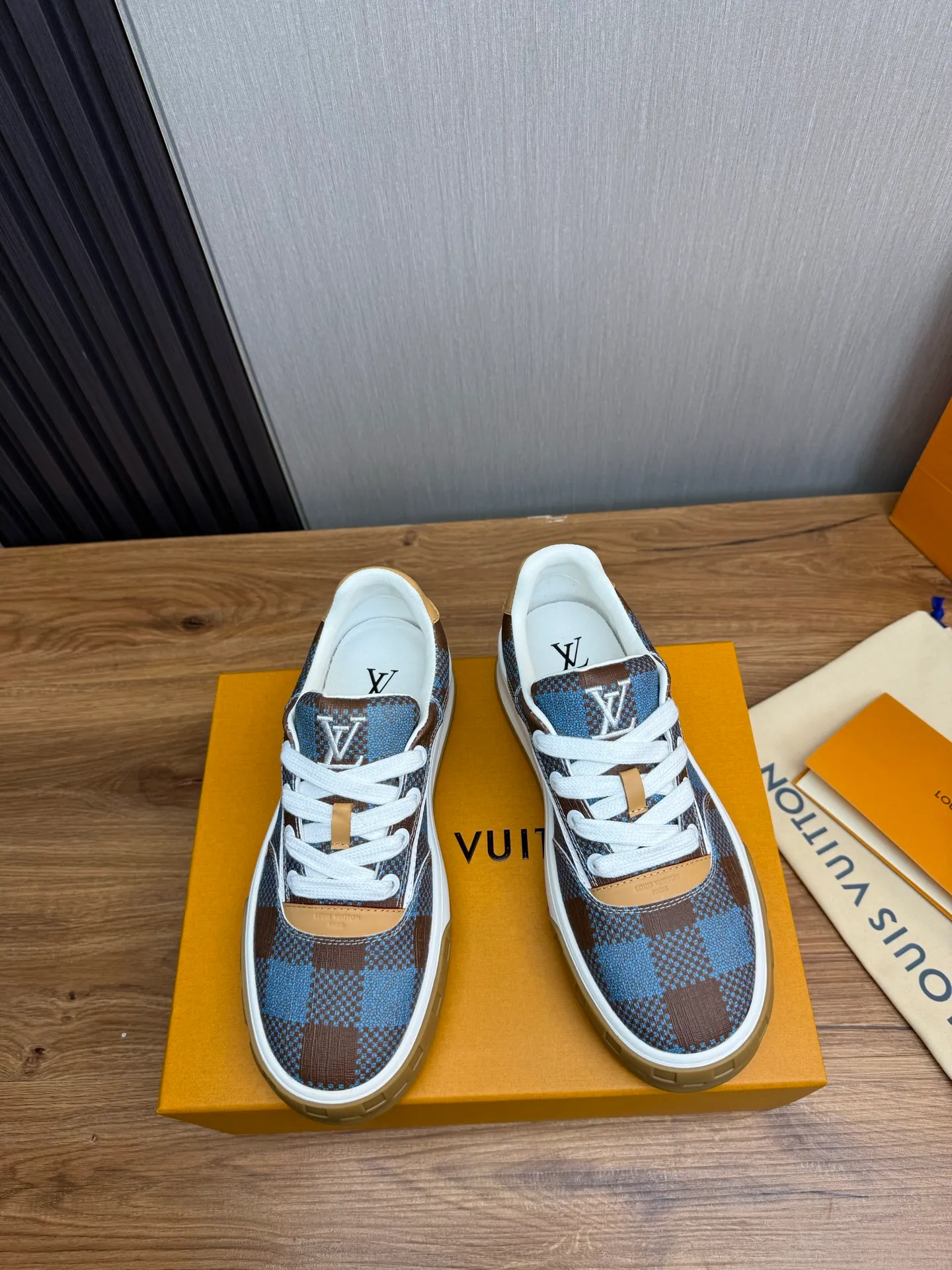 Men's shoes 620💰 Lv. Top purchasing agent🇮🇹 Louis Vuitton, sports sneakers counter synchronization, uppers imported from Italy, high-quality splicing and complex handicrafts, imported mesh pads are soft and comfortable, soles: original factory special soles, TPU exclusive movable molded soles super comfortable, original factory single goods, 🔍🔍high quality, you can enter and exit the counter at will, welcome to compare, code number 38-44 (customized 38.45)